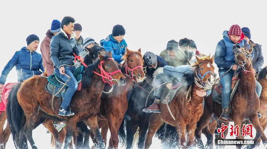 신장 설원에서 펼쳐진 신년 ‘양 뺏기’ 행사, 신나는 현장