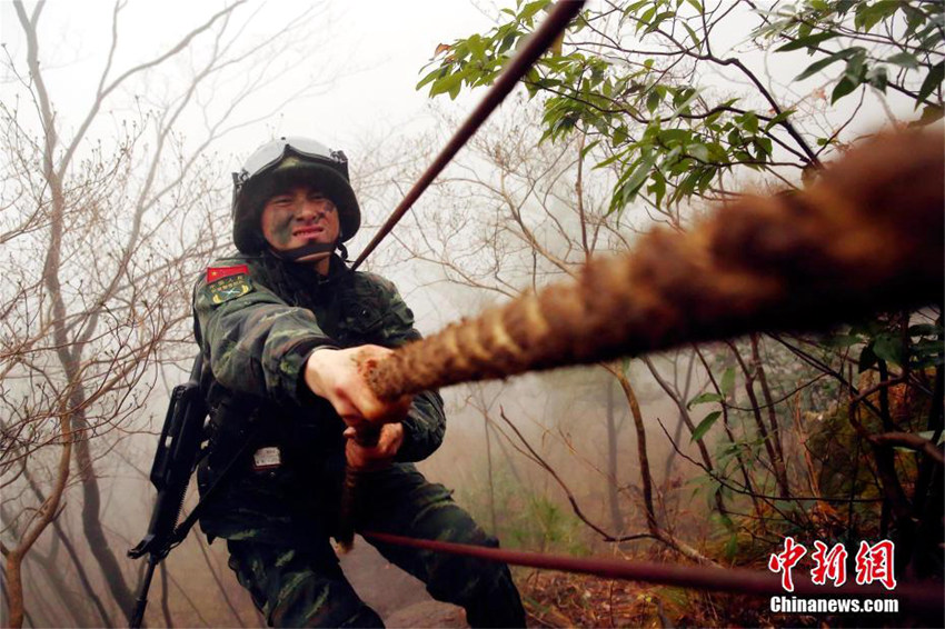 후베이 무장경찰 악마주 훈련 현장, 폭우와 진흙탕은 기본