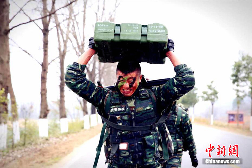 후베이 무장경찰 악마주 훈련 현장, 폭우와 진흙탕은 기본