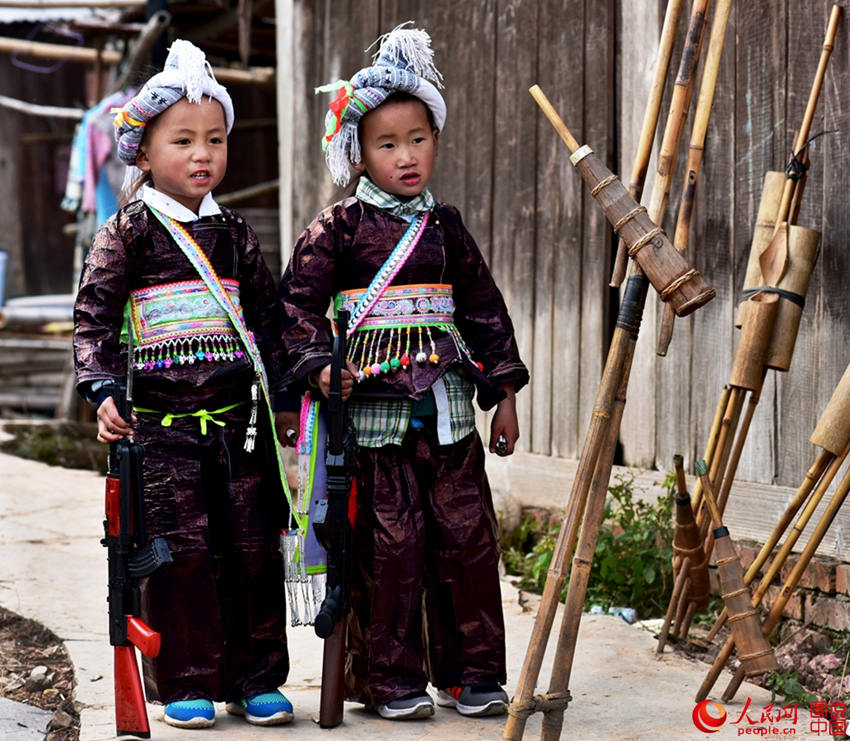 구이저우 묘족 바사: ‘사냥꾼 부락’, ‘낫으로 머리 깎기’