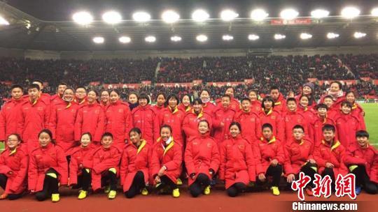 영국 프리미어 리그 경기장을 메운 ‘중국의 붉은 물결’