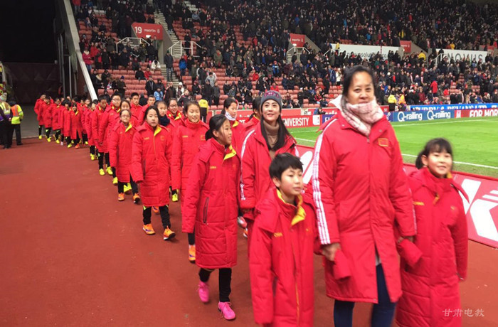 영국 프리미어 리그 경기장을 메운 ‘중국의 붉은 물결’