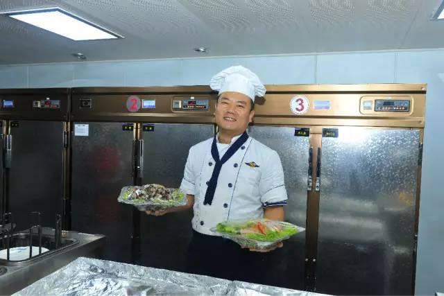 中 최초의 항공모함 ‘랴오닝함’ 선실 공개, 마트 약국 식당…