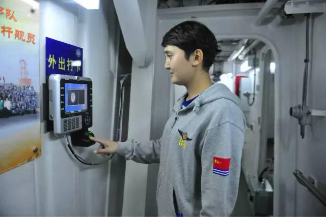 中 최초의 항공모함 ‘랴오닝함’ 선실 공개, 마트 약국 식당…