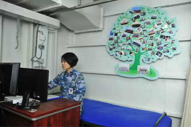 中 최초의 항공모함 ‘랴오닝함’ 선실 공개, 마트 약국 식당…