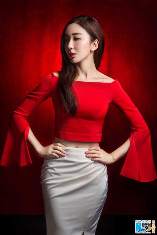 ‘변화무쌍’한 여신 러우이샤오, 붉은 빛 신년 화보 공개