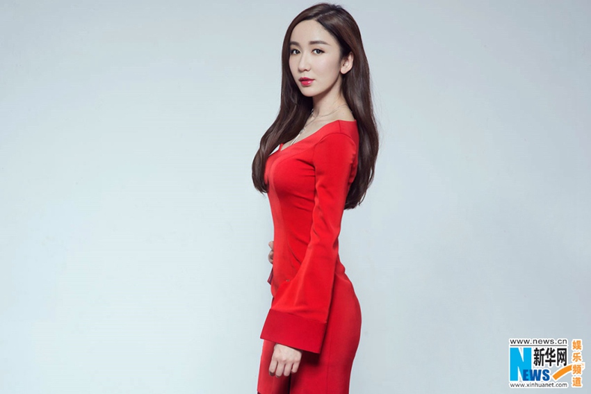 ‘변화무쌍’한 여신 러우이샤오, 붉은 빛 신년 화보 공개