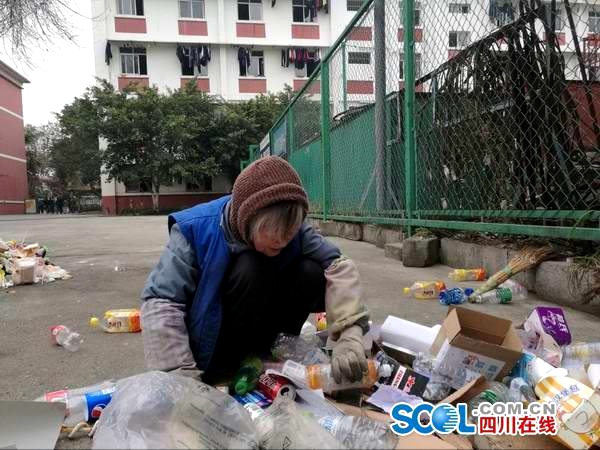 쓰촨 84세 은퇴 교사, 학교 폐품 주워 ‘장학금’으로 기부