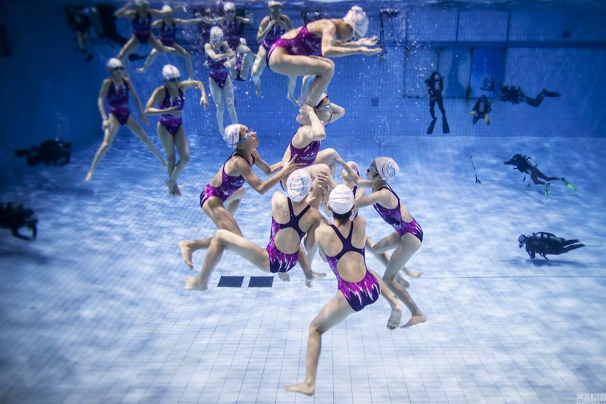 5m 깊이 수영장에서 세월을 보내는 中 싱크로나이즈드 스위밍팀의 소녀들