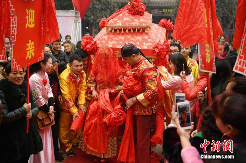 中 젊은이들 사이에서 유행하는 ‘전통 결혼식’, 쓰촨서 열린 전통 혼례 모습