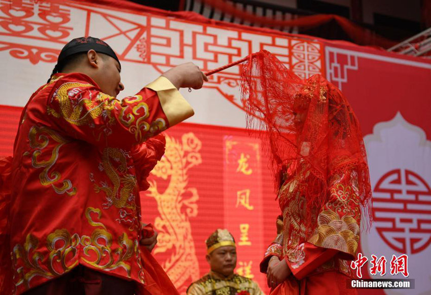 中 젊은이들 사이에서 유행하는 ‘전통 결혼식’, 쓰촨서 열린 전통 혼례 모습