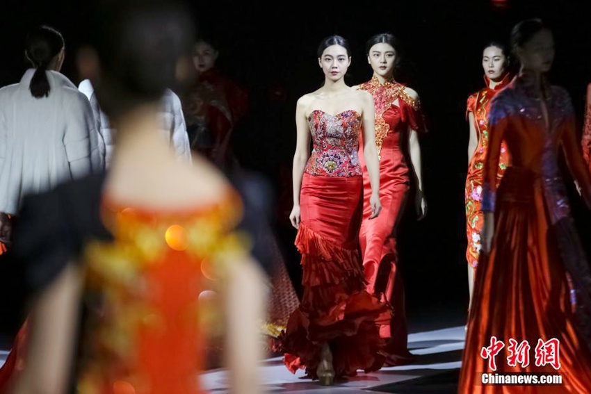 1월 12일 2017 하얼빈(哈爾濱) 국제 패션위크가 하얼빈 훙창(紅場) 미술관에서 개막됐다. 사진은 싱가포르 FREDERICK LEE의 패션 발표회 현장 모습이다.