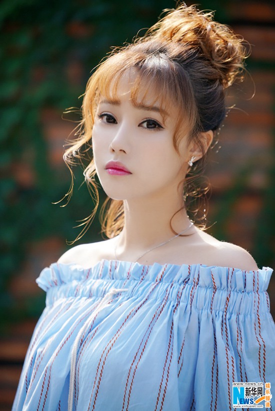 신인 배우 란거의 화보 공개, 풋풋한 매력 가득
