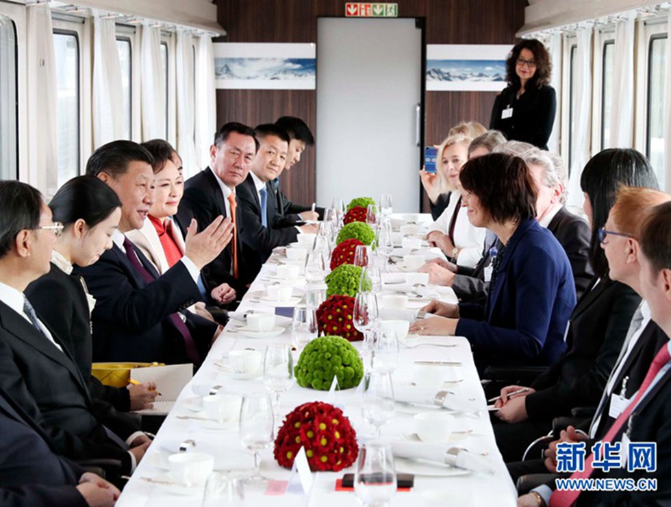 중국-스위스 정상 부부, 전용 열차서 오붓한 티타임
