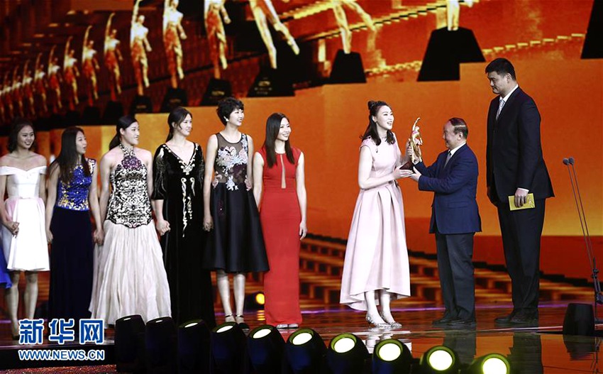 1월 15일, 중국 여자배구 국가대표팀의 후이뤄치(惠若琪, 오른쪽 3번째) 선수가 장샤오위(蔣效愚, 오른쪽 2번째)와 야오밍(姚明, 오른쪽 1번째)으로부터 트로피를 건네받고 있다.