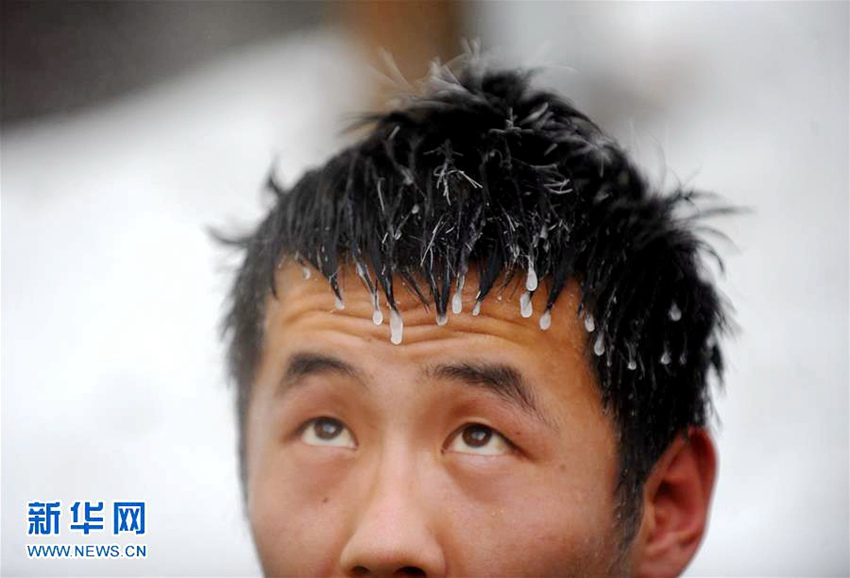 추운 겨울 창바이산 화산온천 인기! 관광객 줄이어