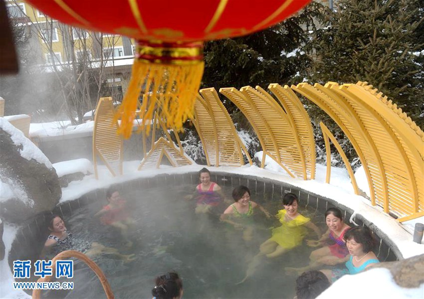 1월 15일, 관광객들이 창바이산(長白山) 실외 온천에서 온천욕을 즐기고 있다.