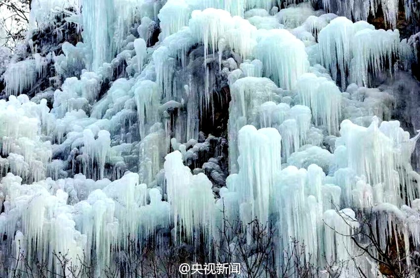 랴오닝 영하 기온에 얼어붙은 폭포 ‘장관이네’
