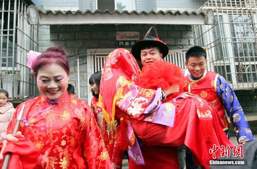 中 청두 20대 커플의 전통 결혼식, 길거리 행렬 이색 볼거리