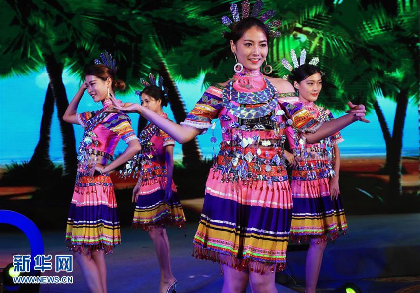 ‘이국 느낌 물씬’, 중국 이족의 이색 패션쇼