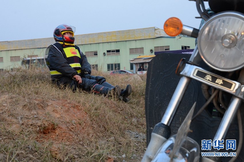 귀성길, 고향집 가려 오토바이 타는 중국 농민공(農民工)