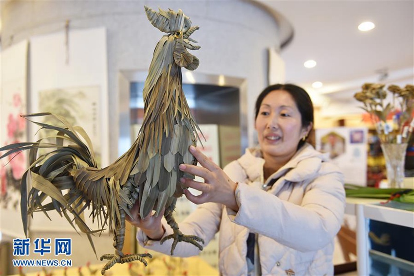 허난 예술가가 만든 정유년 종려잎 ‘금계(金雞)’