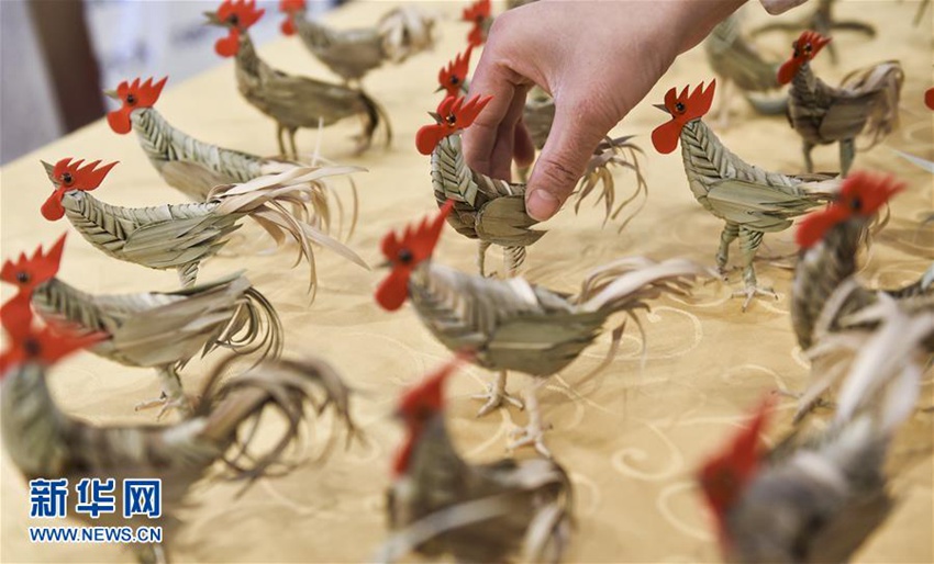허난 예술가가 만든 정유년 종려잎 ‘금계(金雞)’