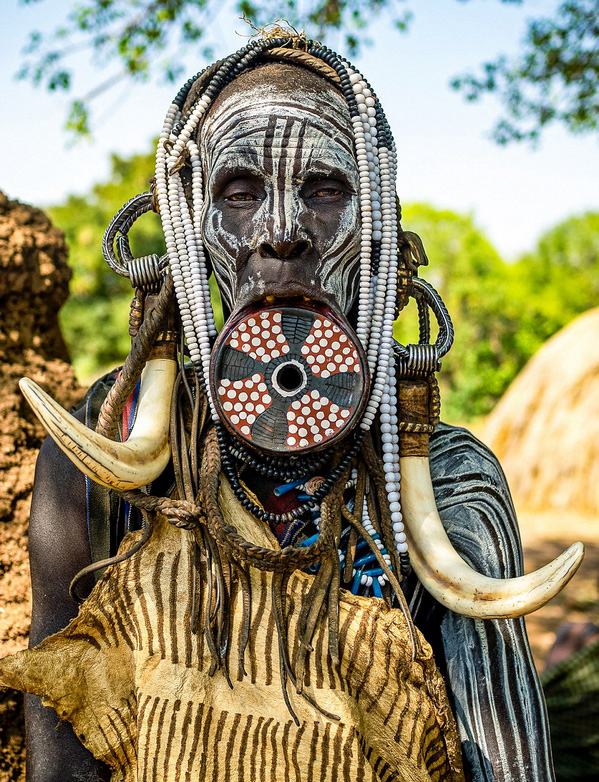 아프리카 원시부족의 독특한 풍습: ‘원형 입술판’