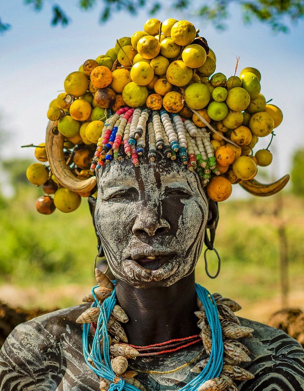 아프리카 원시부족의 독특한 풍습: ‘원형 입술판’