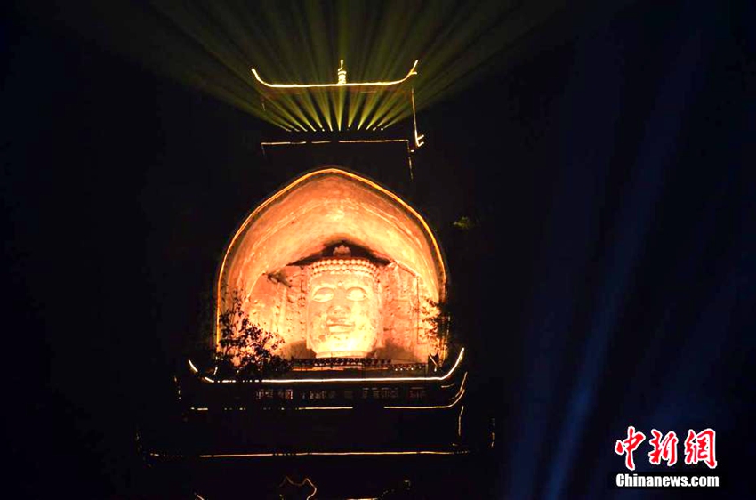 1만 개 도자기병 밝힌 화려한 등불, 쓰촨 룽셴다포와 쯔궁 등회의 콜라보
