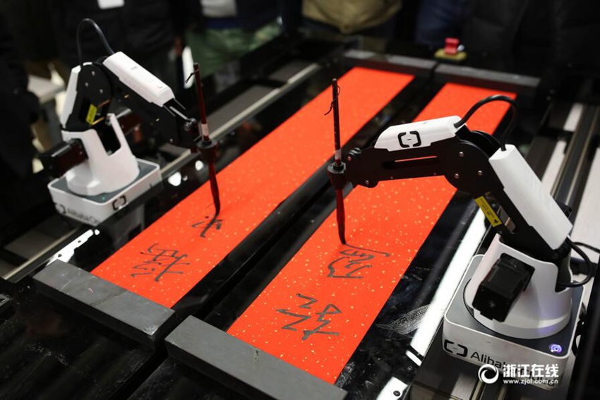 지금 중국은 인공지능 시대: 항저우서 춘롄 작성하는 로봇