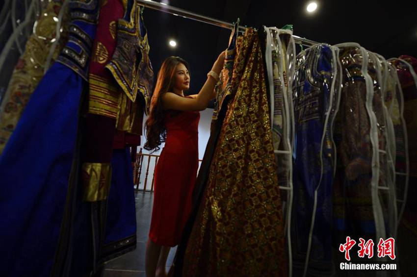 몽고족 미녀 모델의 패션 이야기, 전통과 패션을 동시에 말하다