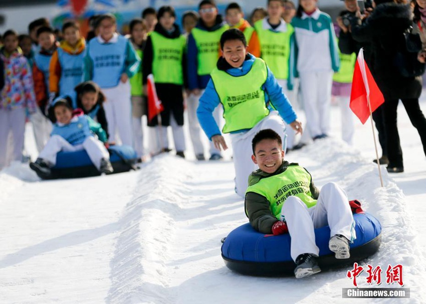 베이징 위위안탄공원서 빙설 운동회 개최, 신나게 노는 어린이들