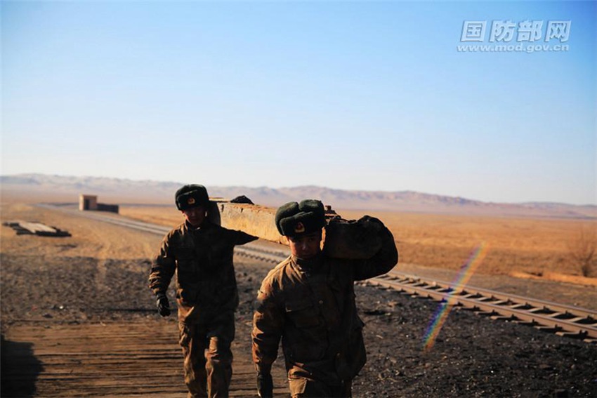 中 군대에서 관리하는 유일한 철도, 아무것도 없는 사막에 철도를 왜?