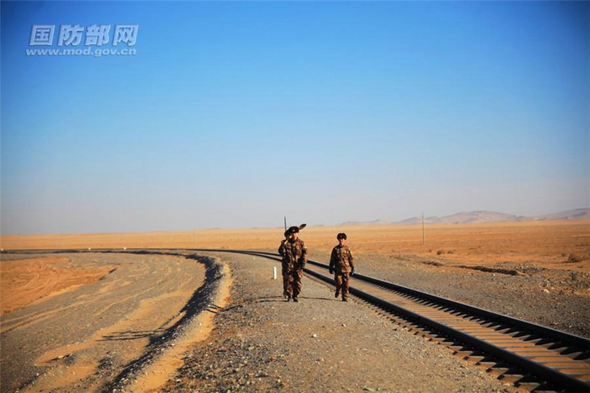 中 군대에서 관리하는 유일한 철도, 아무것도 없는 사막에 철도를 왜?