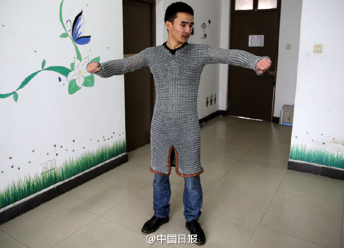 시안 대학생이 만든 20kg짜리 갑옷, 안전 제일?