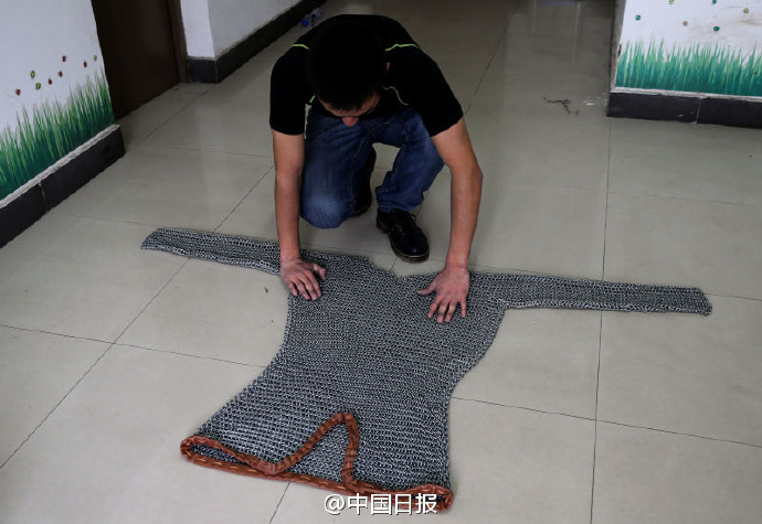 시안 대학생이 만든 20kg짜리 갑옷, 안전 제일?