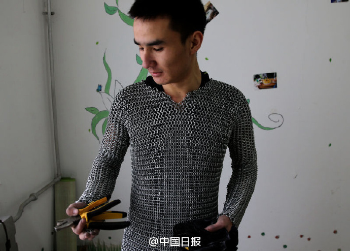 시안 대학생이 만든 20kg짜리 갑옷, 안전 제일?