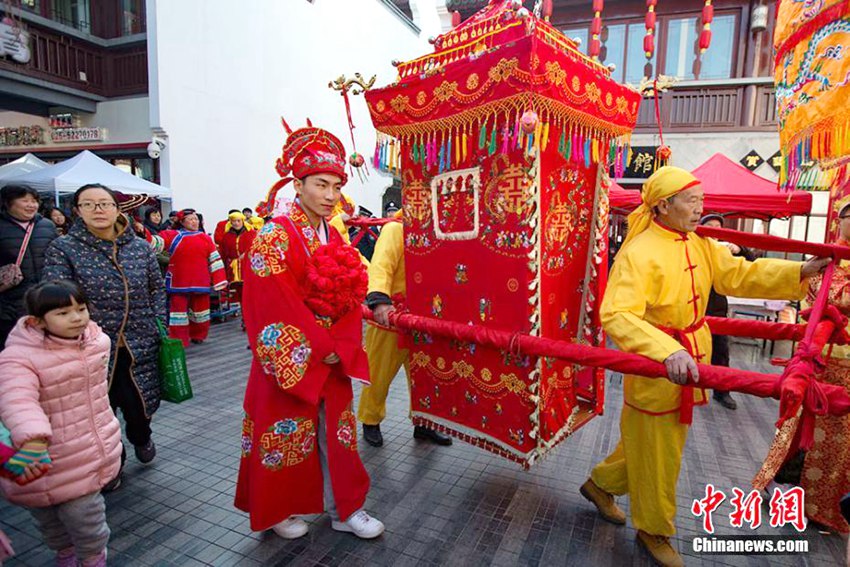 난징 민속문화 축제서 선보인 ‘中 전통 결혼식’, 화려함의 극치