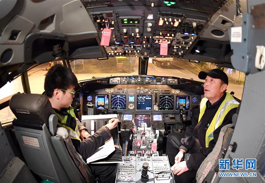 중국 설 바빠지는 항공사, 그 뒤에서 묵묵히 일하는 기술자들