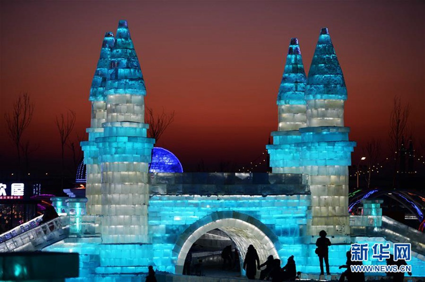 22일 관광객들이 하얼빈(哈爾濱) 빙설대세계를 구경하고 있다.