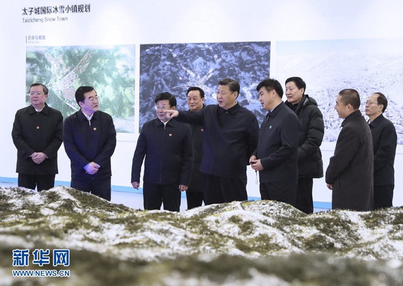 시진핑 주석이 동계올림픽 장자커우 시합구역 임시 전시관에서 계획 모형판을 살펴보고 있다.