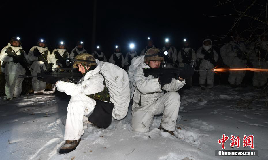 눈 덮인 산속서 야간 사격 대결 펼치는 해방군 남녀 대표!