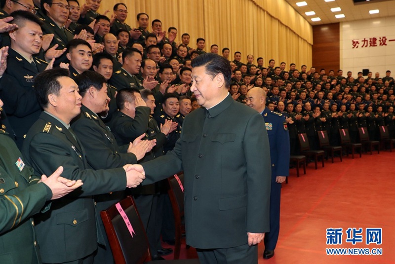 시진핑 주석이 장자커우(張家口) 부대 지도간부와 지휘관들과 직접 악수하고 있는 모습이다. 