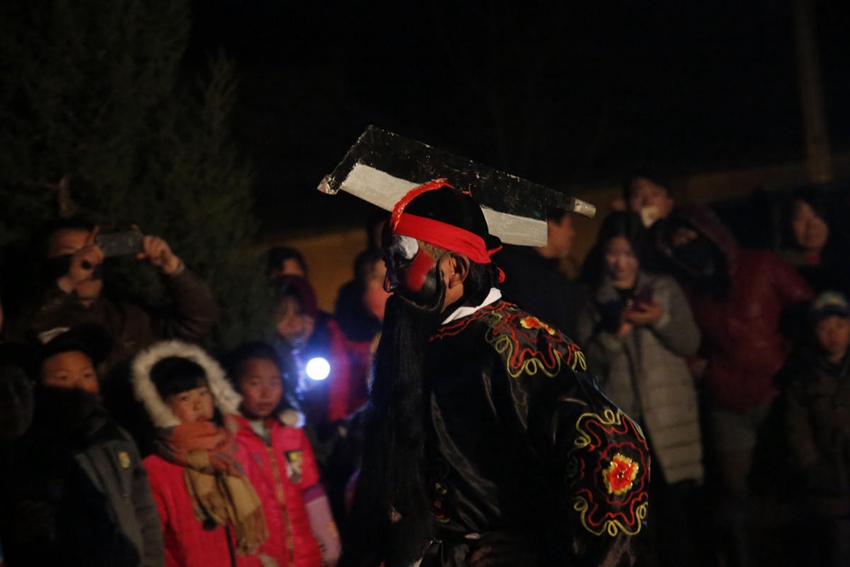 산시 룽현 2천년 역사 민속극,‘머리에 꽂힌 칼’ 아찔해