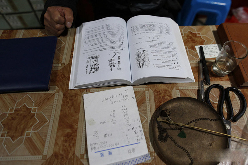 원저우 민간 약초 한의사, 산중에서 캔 약초로 치료