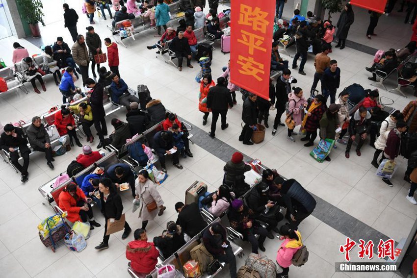 중국 춘제 연휴 마지막 날에 펼쳐진 귀경 행렬