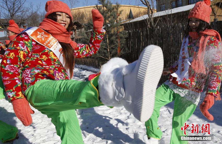 세계 미스 레저 선발대회 미녀 참가자들, 하얼빈서 빙설 홍등쇼 선보여