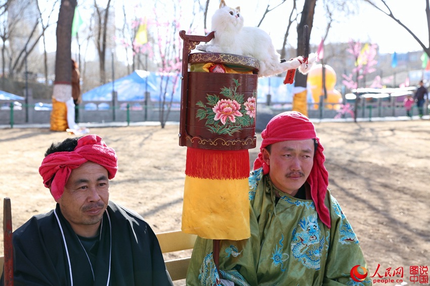 산시 칭쉬, 등에 쇠봉 메고 펼치는 춤과 서커스가 합쳐진 공연