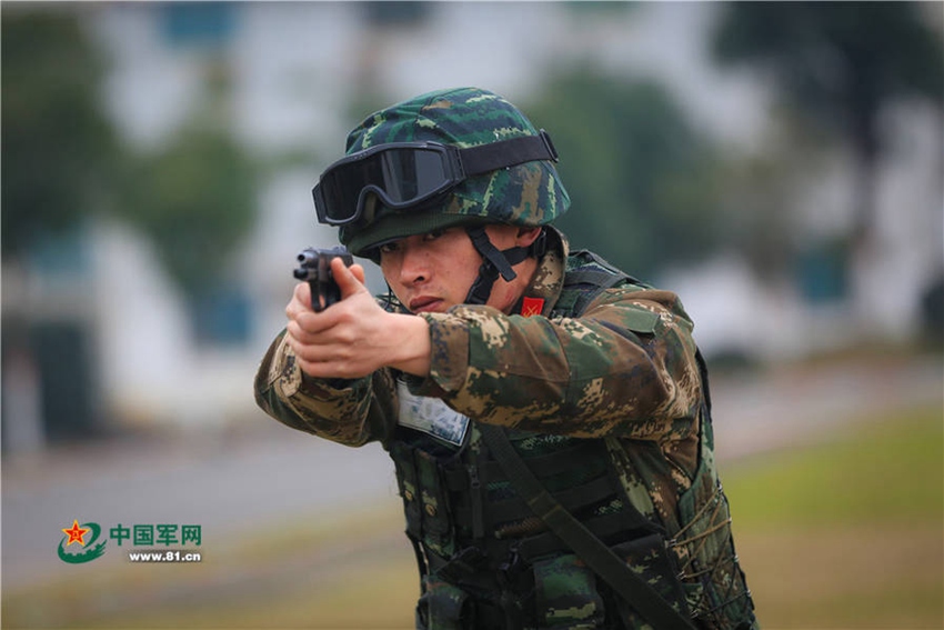든든한 중국 무장경찰… 0.8초면 사격 완료